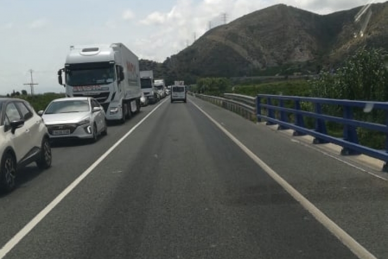 Interminables colas en la carretera N-332 desde Tavernes hasta Xeraco