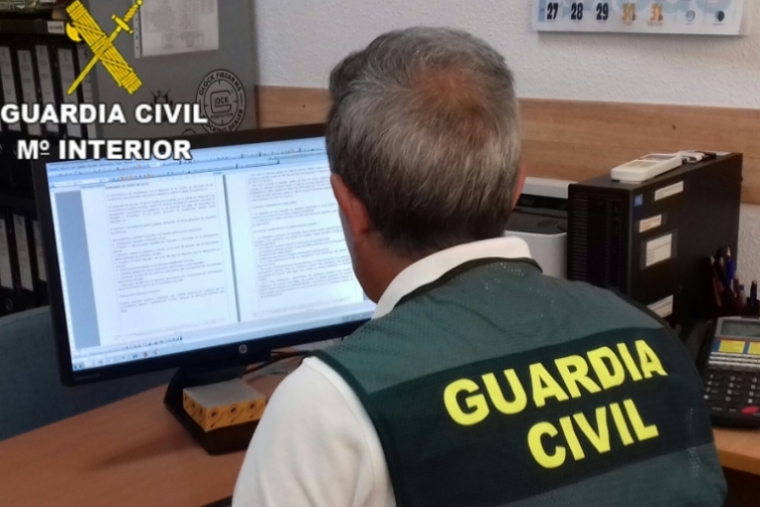 Detenidos en Oliva por extorsionar a un anciano al que le robaban la paga