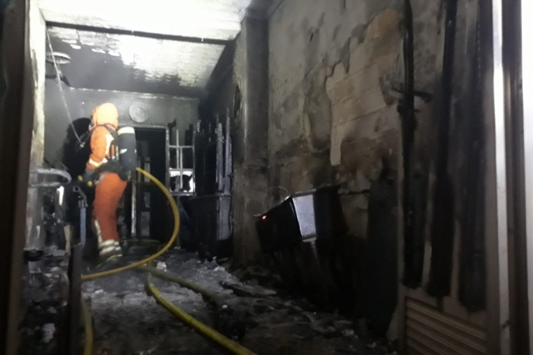Un incendio en Simat se cobra la vida de un perro oculto debajo de la cama