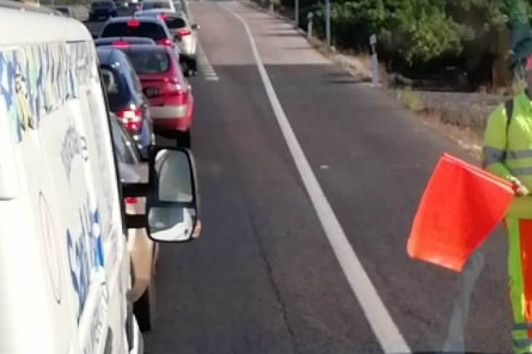 Grandes retenciones de tráfico en la N-332 de Xeraco a Tavernes por asfaltar
