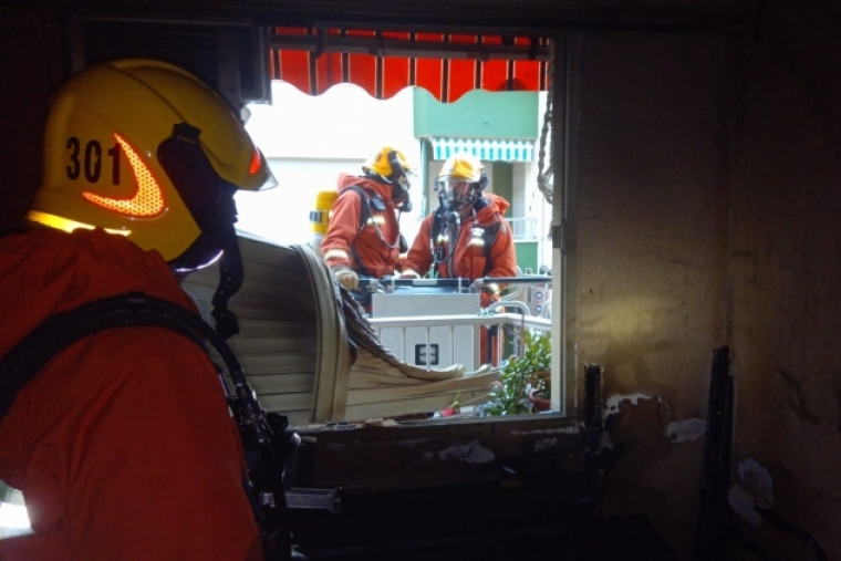 Los Bomberos sofocan un incendio en un cuarto piso en Gandia