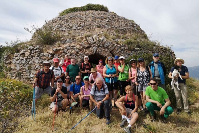Amics de la Natura de Marxuquera sube el pico del Benicadell desde Beniatjar
