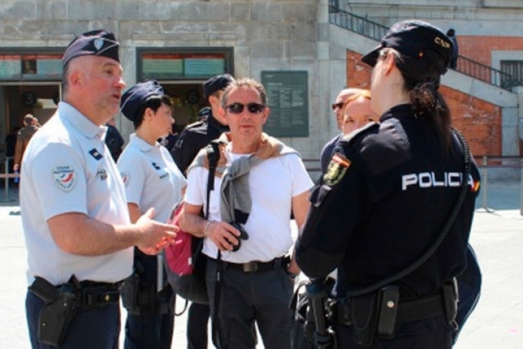 Policías Franceses patrullarán con Policía Nacional en la playa de Gandia