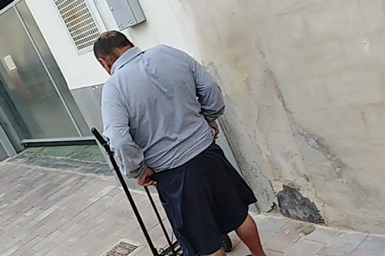 El vecino del Raval de Gandia pacta con la Policía la entrada a su casa