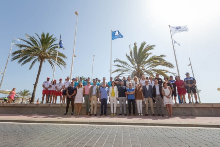 Gandia iza las banderas que reconocen la calidad de su playa y servicios