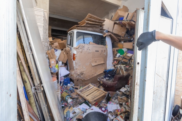 Limpian la vivienda del vecino con Diógenes en el Raval de Gandia