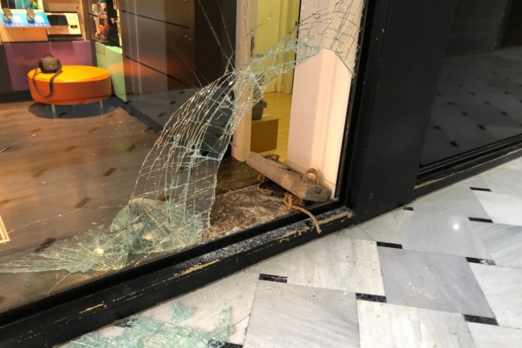 Rompen el escaparate de una tienda para robar en el Centro Histórico Gandia