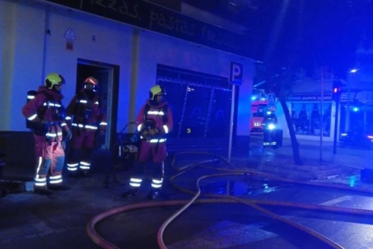 Un incendio en una pizzeria de Gandia se salda sin heridos