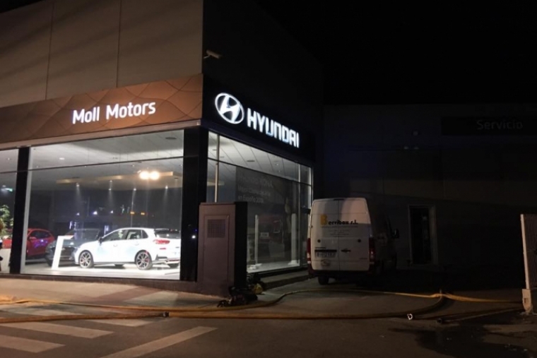 Se incendia parte del taller de Moll Autos en Gandia