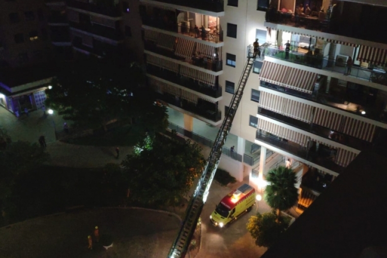 Bomberos y Sanitarios atienden a una persona en parada cardiorrespiratoria