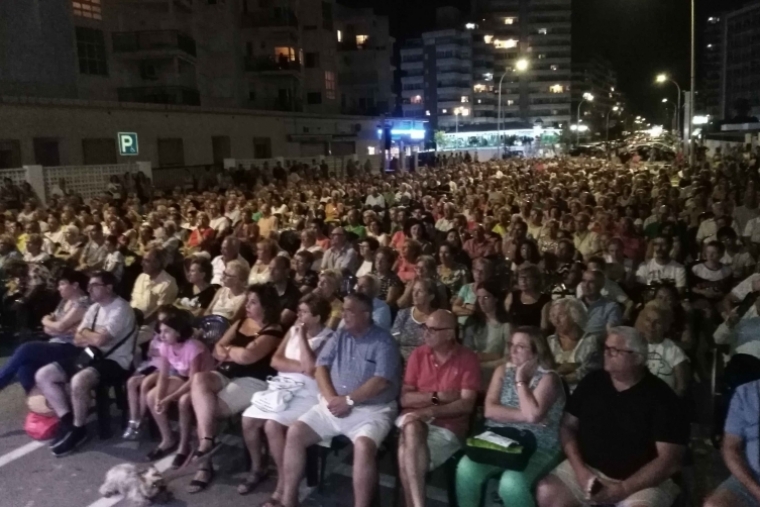 La Banda de Beniopa encandila a turistas de la playa de Gandia