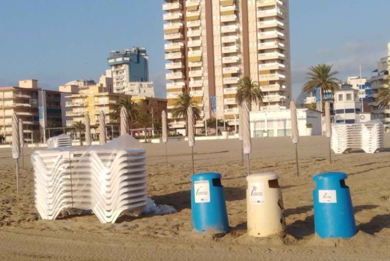 Llegan las últimas hamacas a la playa de Gandia y Mascarell pide disculpas