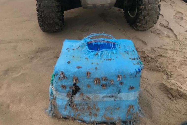 La Policía Local halla un fardo de hachís en la playa de l'Auir en Gandia