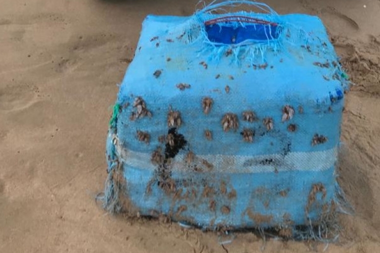Aparece un nuevo fardo de hachís en otra de las playas de la Safor