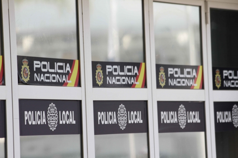 Entraba en un bar cerrado a servirse copas en la playa de Gandia