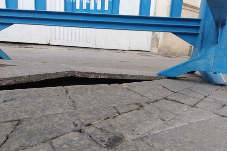 Las altas temperaturas levantan varias baldosas en una calle de Gandia