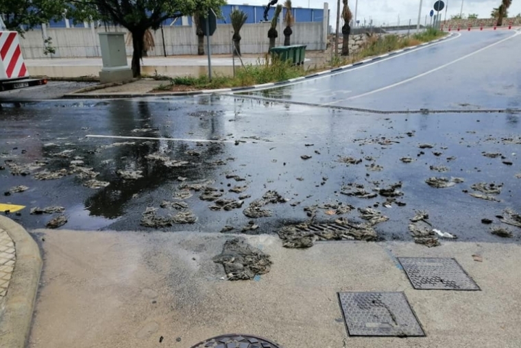 Miles de toallitas del váter inundan la zona de Venècia en Gandia