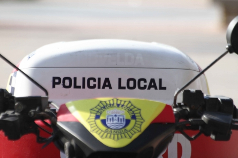 Detenido un carterista que robaba a bañistas en la playa de Gandia