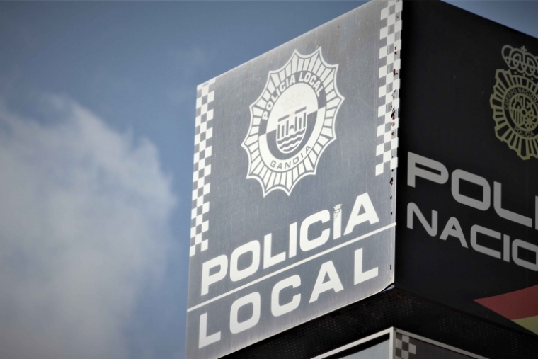 Rapta a su hija, agrede a su ex en Gandia y hace perder un vuelo a Ecuador