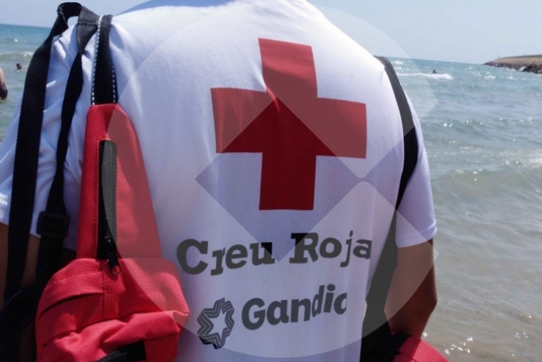 Gandia abre al baño la playa de Venècia tras los buenos análisis