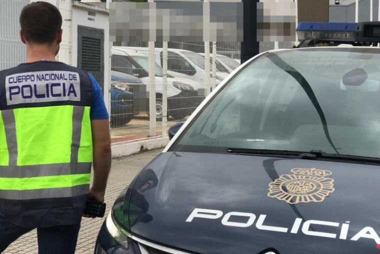 Detenido en Gandia tras incendiar varios vehículos de un concesionario