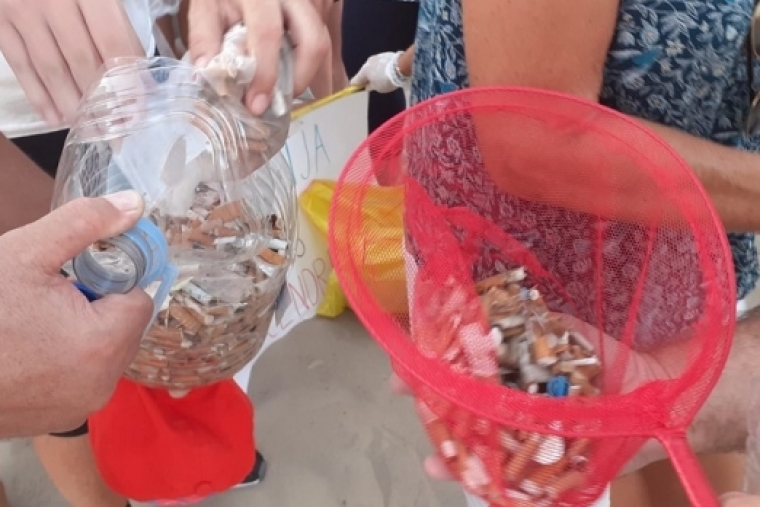 La playa de Oliva no es un cenicero: los ciudadanos la limpian de colillas
