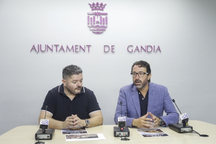 Deporte y Turismo en la playa de Gandia con exhibición de ''pilota raspall''