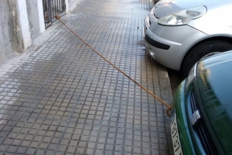 Ata su coche a una reja para que no se lo lleve el agua en Gandia