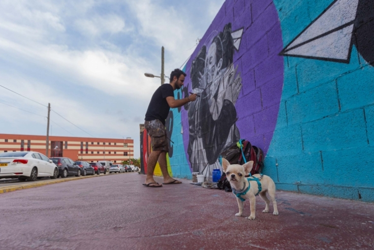 Restauran por segunda vez el Mural de la Diversidad en Gandia