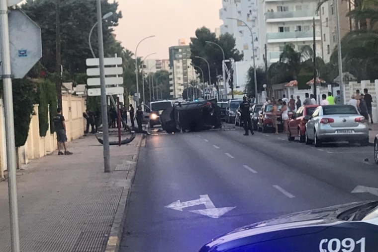 Un vehículo vuelca en la calle Rioja de la playa de Gandia tras un accidente