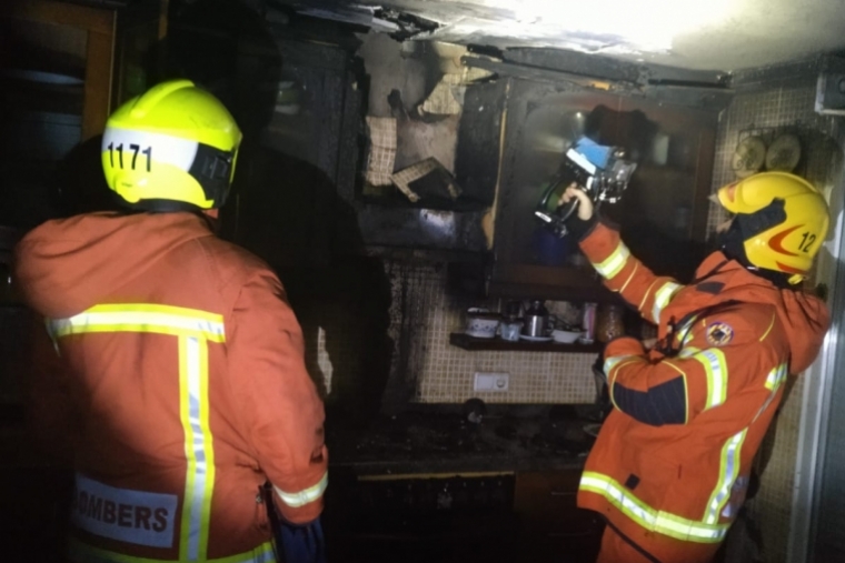 Los Bomberos sofocan el incendio de una cocina en una vivienda de Oliva