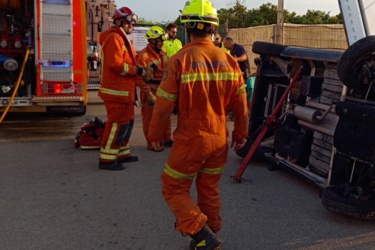 Rescatan a una mujer atrapada en un coche en el Camí Marjals de Xeraco