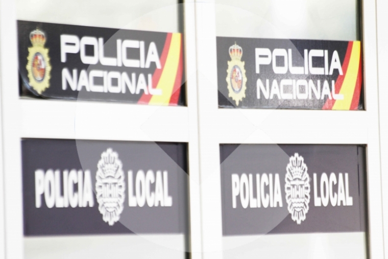 Una mujer pide socorro desde el balcón de un hotel en el Grau de Gandia