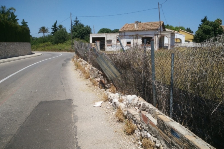 OpiCope: Hierros peligrosos que sobresalen en una calle de Gandia