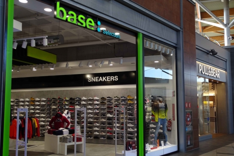 Base inaugura una atractiva y moderna tienda en La Vital Gandia