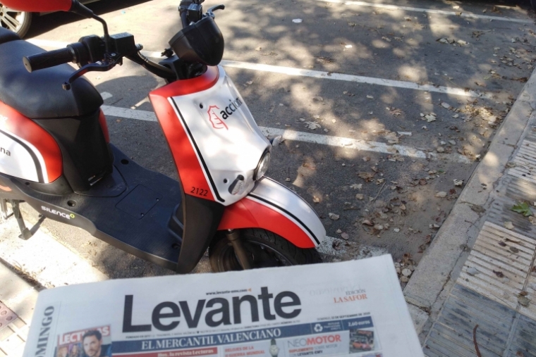 Una moto eléctrica de Acciona todavía funcionando en la playa de Gandia