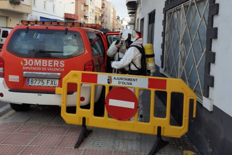 Oliva saca 24 contenedores de una casa con personas con sindrome de Diógenes