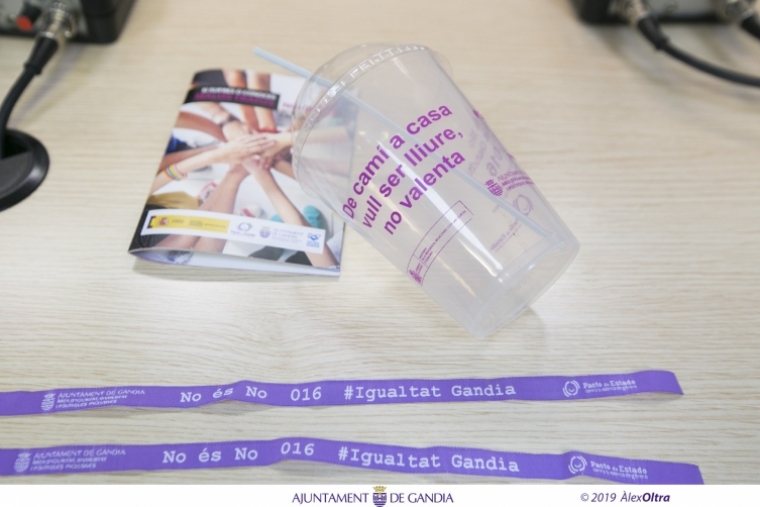Gandia reparte vasos anti-burundanga para estos días de Fira i Festes