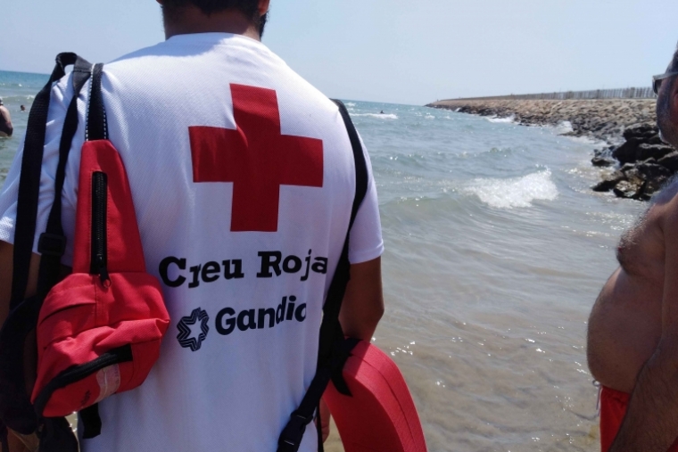 Gandia paga la vigilancia en las playas de la Safor y se queda sin servicio