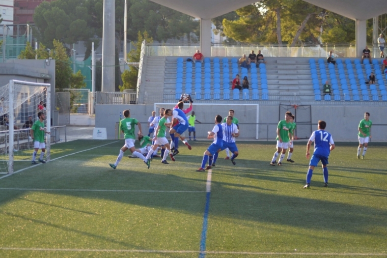 El CF Gandia se impone al Villena y sigue en primeros puestos de la tabla