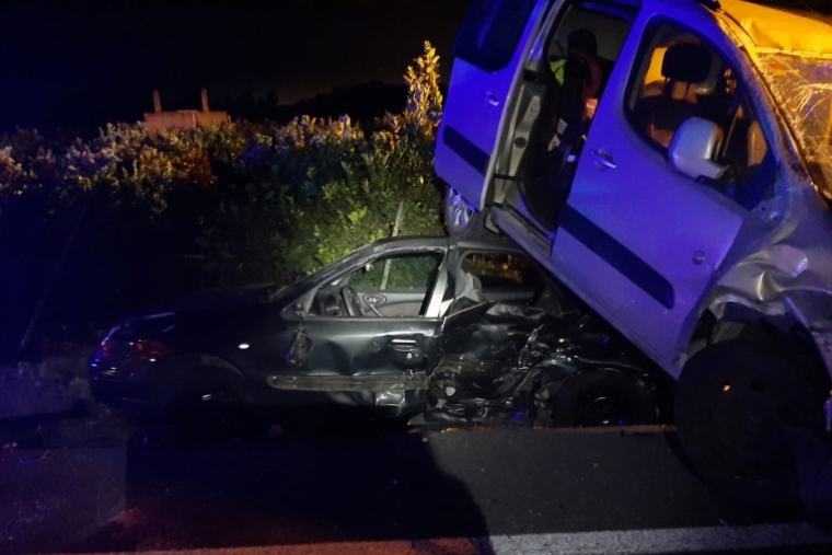 Espectacular choque entre dos coches en Benifairó de la Valldigna