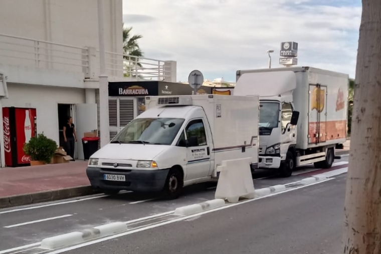 El carril bici segregado del Grau de Gandia ya es carril de carga y descarga