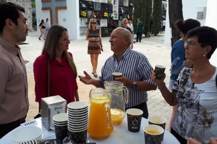 El PP de Oliva denuncia que el PSOE reparte zumo de naranja en el Cementerio