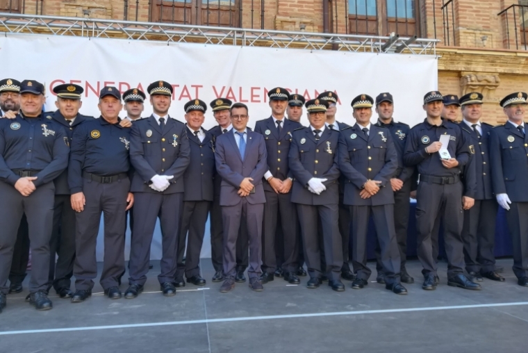 Emergencias de la Generalitat condecora a 40 Policías Locales de Gandia