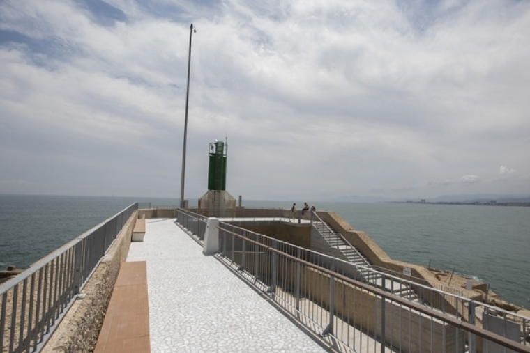 Rescatan a un hombre tras caer al mar en el Puerto de Gandia