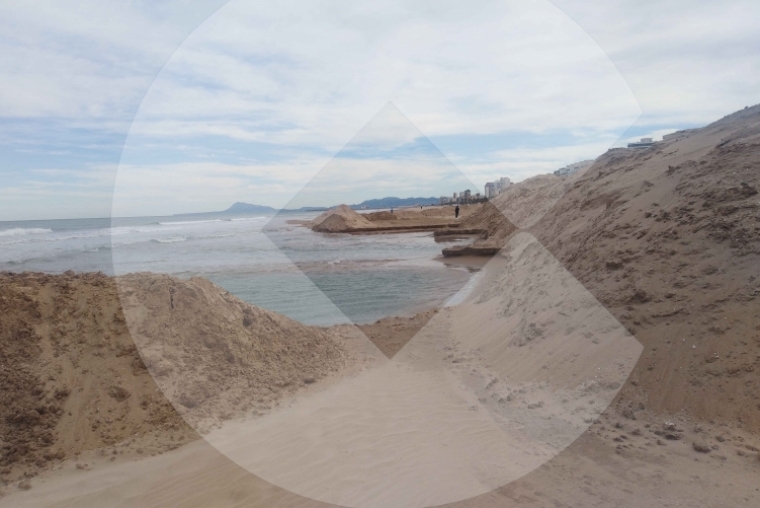La arena de la playa de l'Auir de Gandia que desaparecerá luego en Tavernes