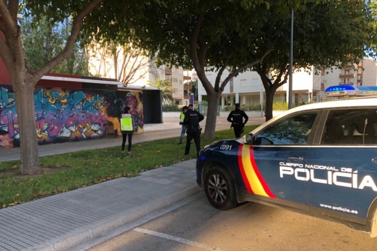 Un vecino de la playa de Gandia retiene a la ladrona cariñosa de un anillo