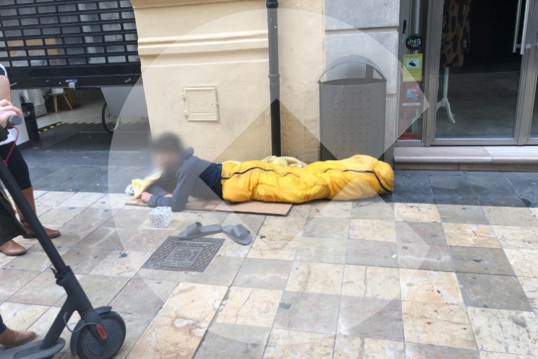 Noches a la intemperie en Gandia: imagen que no deja a nadie indiferente