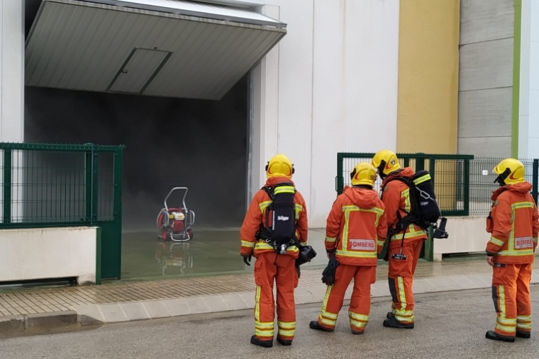 Un incendio en un almacén de l'Alqueria moviliza 7 dotaciones de Bomberos