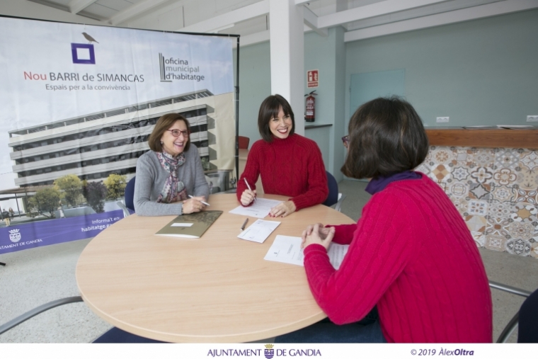 Gandia entrega las llaves a los 33 nuevos propietarios del complejo Simancas